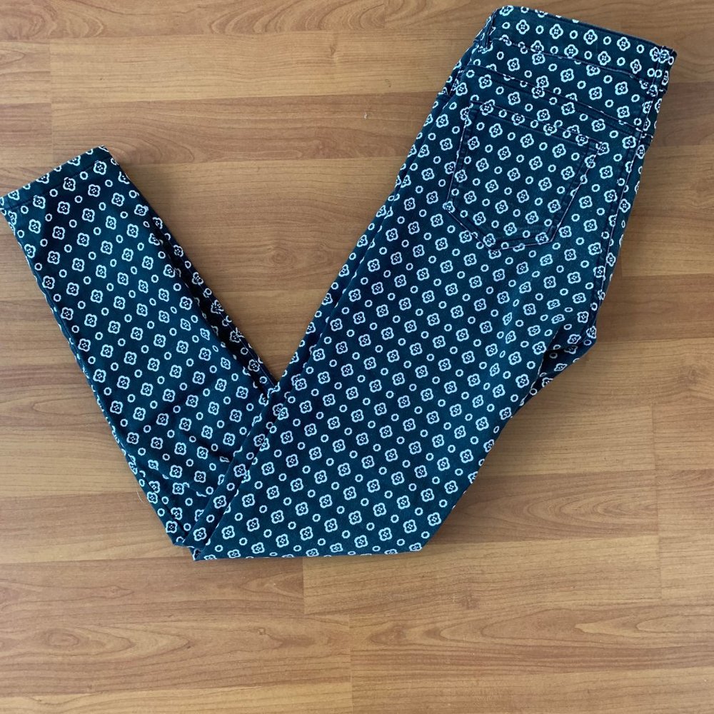 Patterned navy blue and white pants